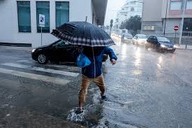 Proteção Civil emite SMS preventivos para Norte e Centro devido à previsão de chuva intensa